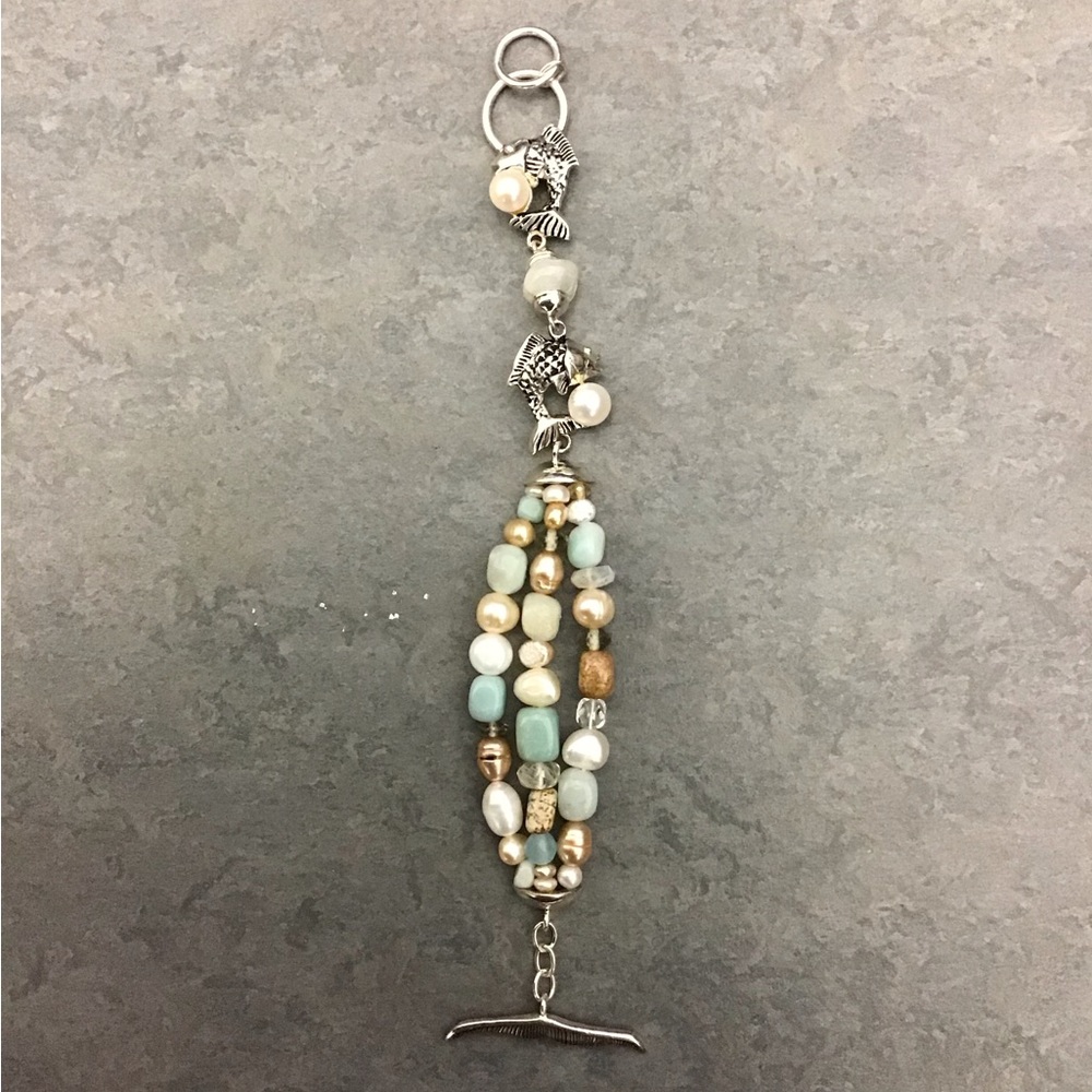 NWOT Beautiful Bracelet with the colors light blue, pink & white faux pearl
